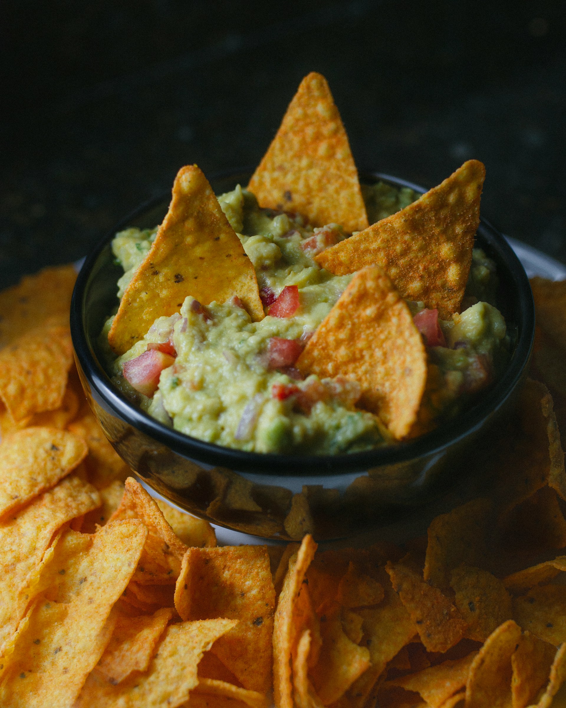 Nachos croustillants garnis de fromage fondant, salsa piquante et guacamole frais
